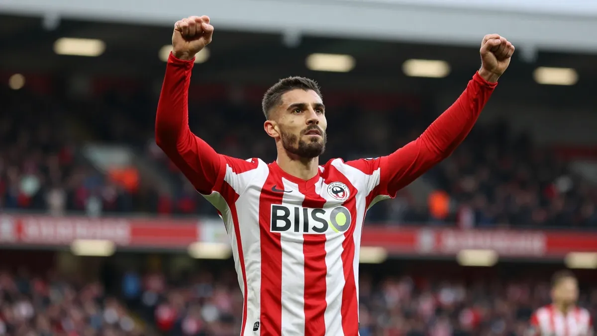 Sunderland drew 1-1 at Brentford after Enzo Le Fee converted a late penalty, cancelling out Vitaly Janelt's opener in a...